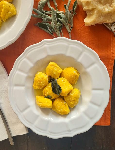 Gnocchi di ricotta e vellutata di zucca impiattati
