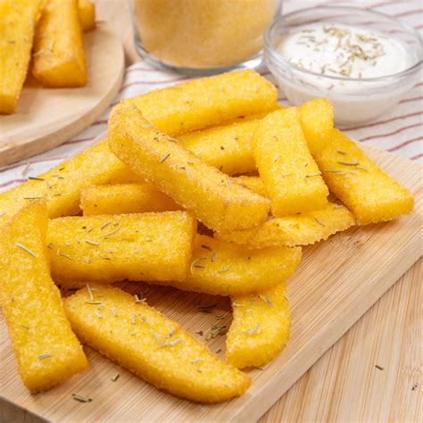 Bastoncini di polenta fritta serviti in un cuoppo