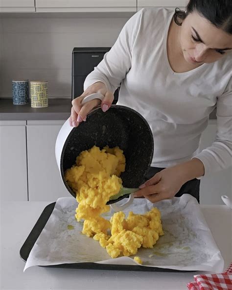 Versare la polenta calda in una teglia oleata