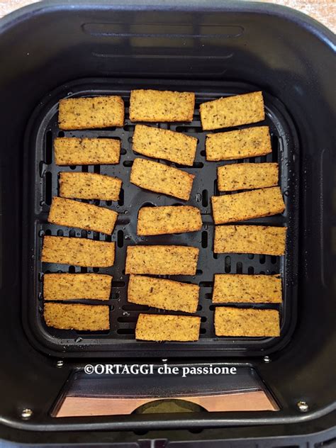 Bastoncini di polenta fritta cotti in friggitrice ad aria