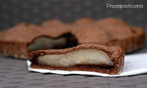 Una crostata al cacao con pere disposte a raggiera.