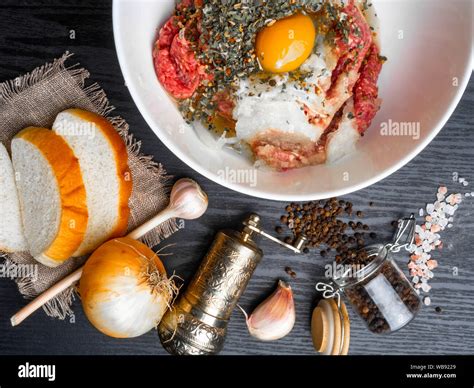 ciotola con carne macinata e spezie