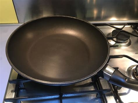 padella antiaderente sul fuoco