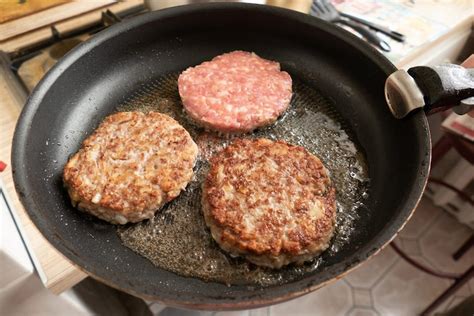 hamburger che sfrigola in padella
