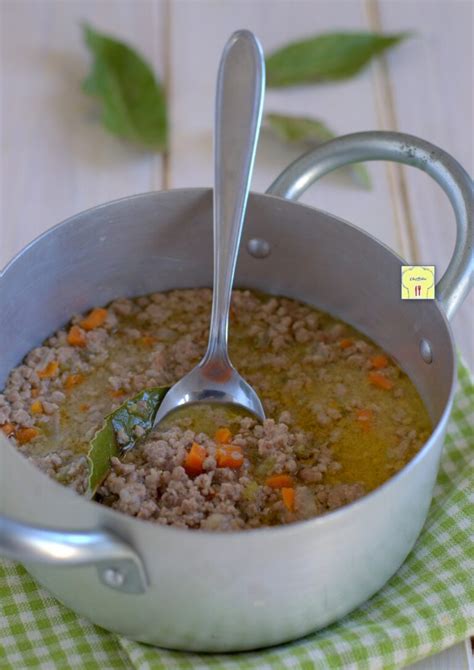 Pentola con ragù bianco in cottura