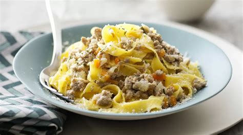 Piatto di tagliatelle al ragù bianco