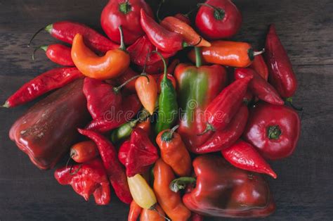 Collezione di peperoni di vari colori e forme