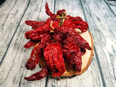 Immagine di peperoni essiccati in fase di macinazione