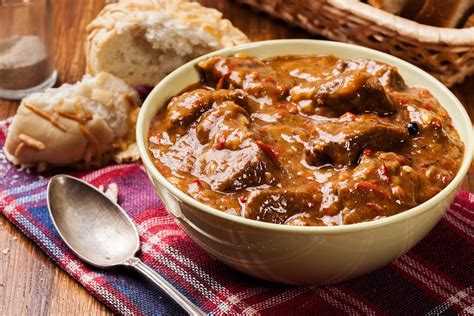 Piatto di goulash ungherese fumante