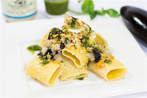 Ingredienti freschi per paccheri con ricciola
