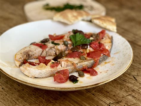 Spadellare la ricciola con i pomodorini