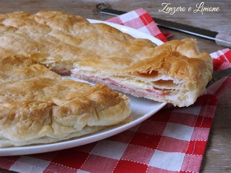 Torta salata con prosciutto cotto e formaggio