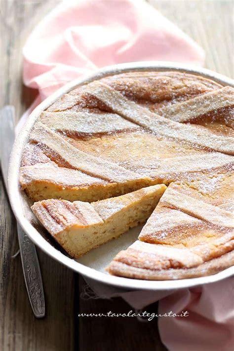 Una tortiera per pastiera con bordi svasati