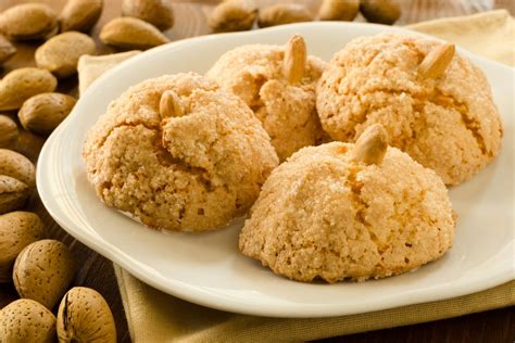 Macinazione di mandorle per amaretti