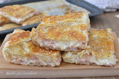 pasta sfoglia con ripieno di carciofi, stracchino e prosciutto cotto pronta per essere infornata