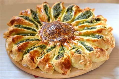 sfogliata salata dorata e croccante appena sfornata