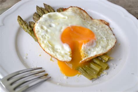 Asparagi scottati con uovo in camicia e Parmigiano