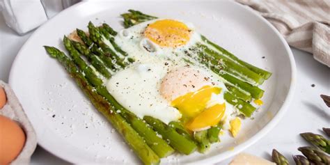 Composizione di asparagi, uova e Parmigiano in un bicchiere da Martini
