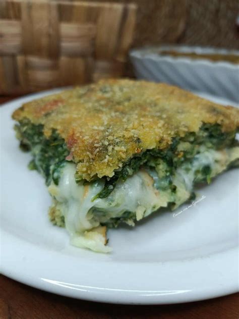 ciotola con impasto di patate e spinaci