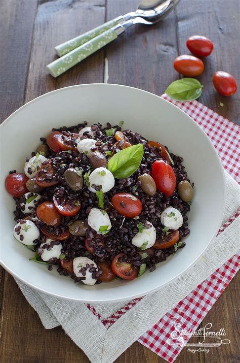 Insalatiera con riso Venere, pomodori e mozzarella
