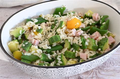 Varietà di ingredienti per insalate di riso