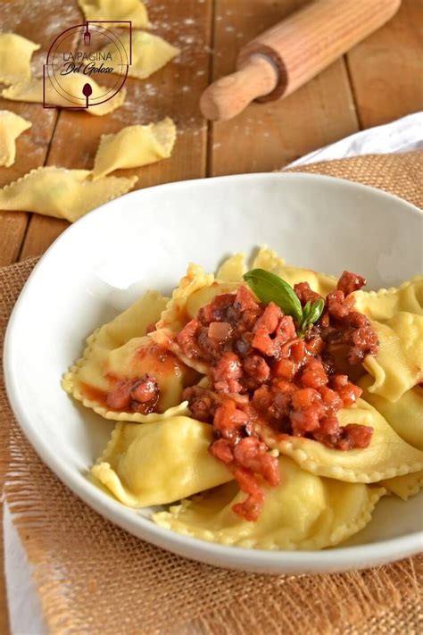 Ingredienti freschi per ravioli e ragù di polpo