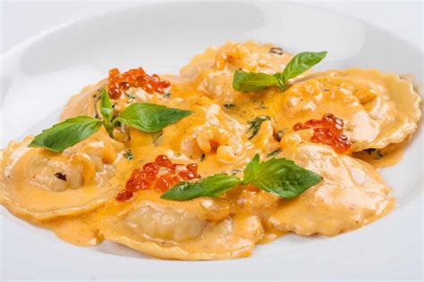 Ravioli di polpo serviti in un piatto