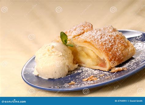 Strudel di mele servito con gelato alla crema