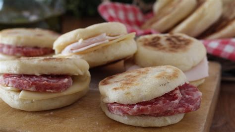 Tavola imbandita con tigelle farcite