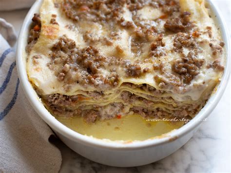 Lasagna bianca broccoli e salsiccia pronta per essere infornata