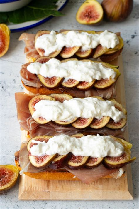 composizione crepes farcite con fichi, gorgonzola e prosciutto