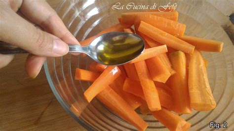Carote tagliate a bastoncini in una ciotola con marinata