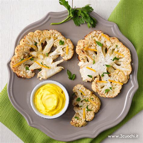 Bistecche di cavolfiore spennellate con salsa