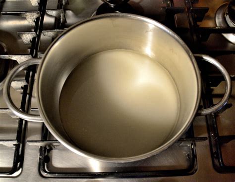 pentolino con zucchero e acqua che si scioglie