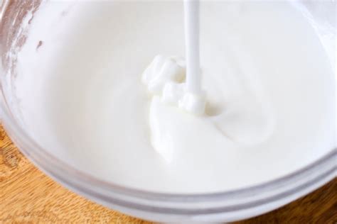 ciotola con glassa bianca e pennello