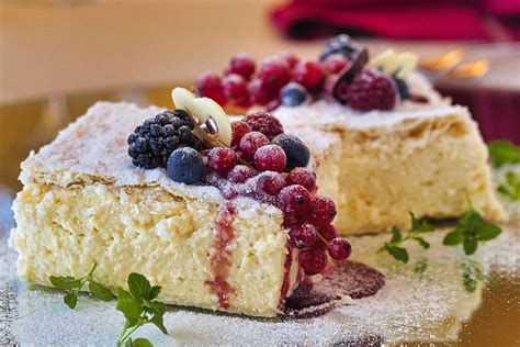 torta decorata con glassa al mascarpone e frutti di bosco