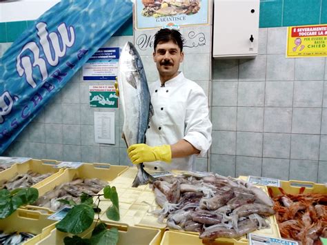 Pescheria con polpi freschi