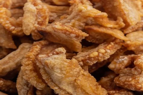 Una composizione di ciccioli di maiale, scorze di parmigiano e farina di mais, a simboleggiare gli ingredienti originari.