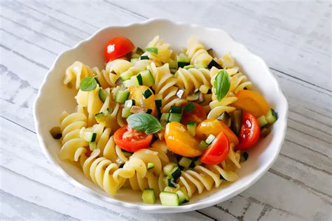 Immagine di un piatto di pasta fredda con primo sale e verdure colorate