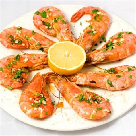 Mazzancolle fresche su un letto di sale grosso