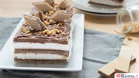 Strati di wafer e crema di nocciole in uno stampo