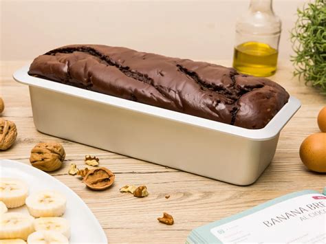 Assemblaggio a strati di wafer e crema in uno stampo da plumcake