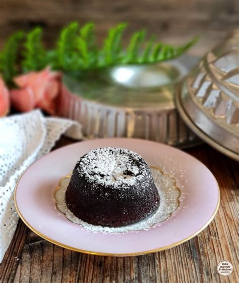 tortino dal cuore caldo decorato con fragole e zucchero a velo
