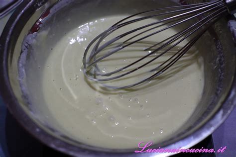 Una ciotola con pastella liscia e priva di grumi