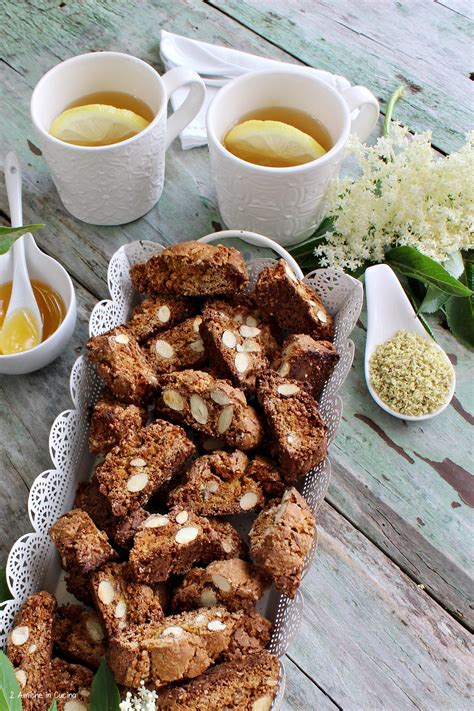 Infuso di fiori di sambuco in una tazza
