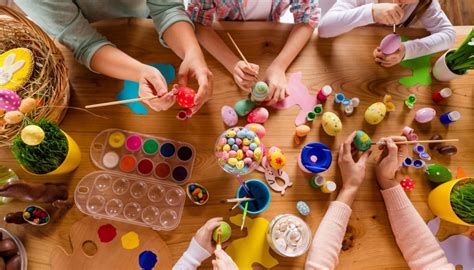 Bambini che decorano uova