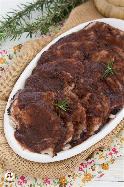 Maiale brasato fumante in una pentola