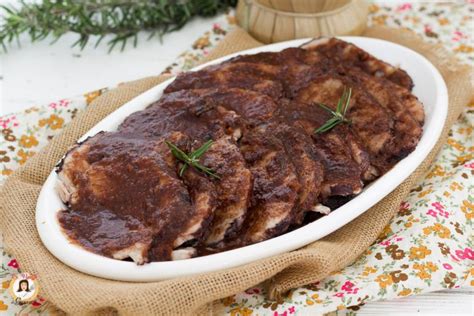 Ingredienti per brasato di maiale: lonza, vino rosso, verdure