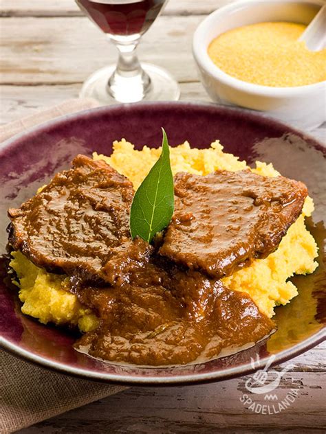 Lonza di maiale brasata servita con polenta