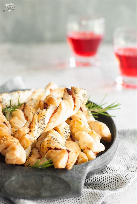 Grissini di pasta sfoglia attorcigliati con prosciutto e parmigiano